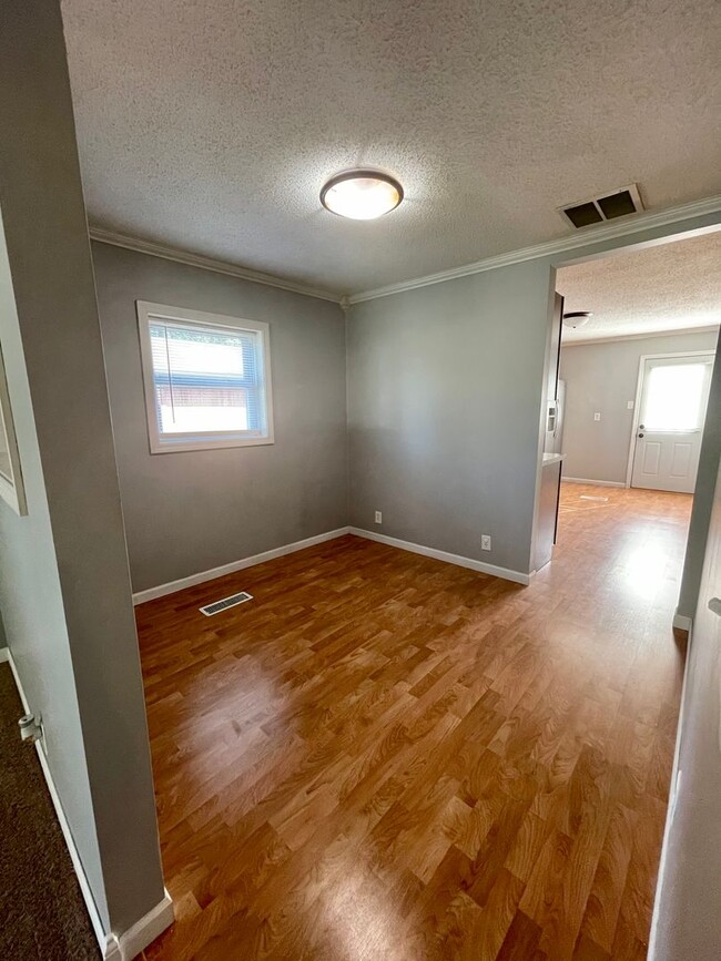 Building Photo - Charming 3-Bedroom, 1.5-Bath Home with Pri...