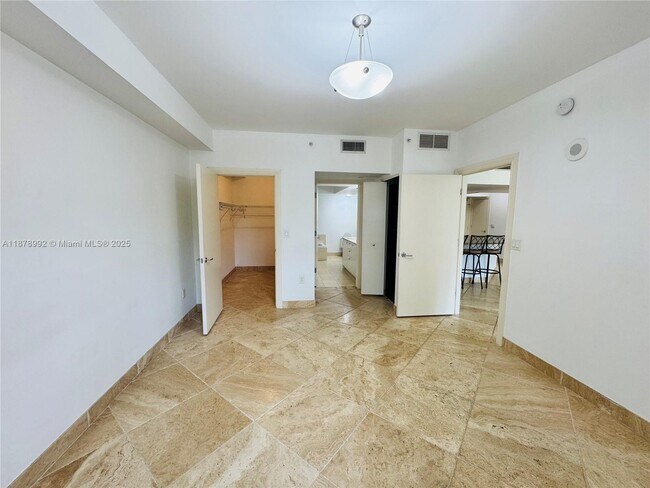 Building Photo - 20000 E Country Club Dr