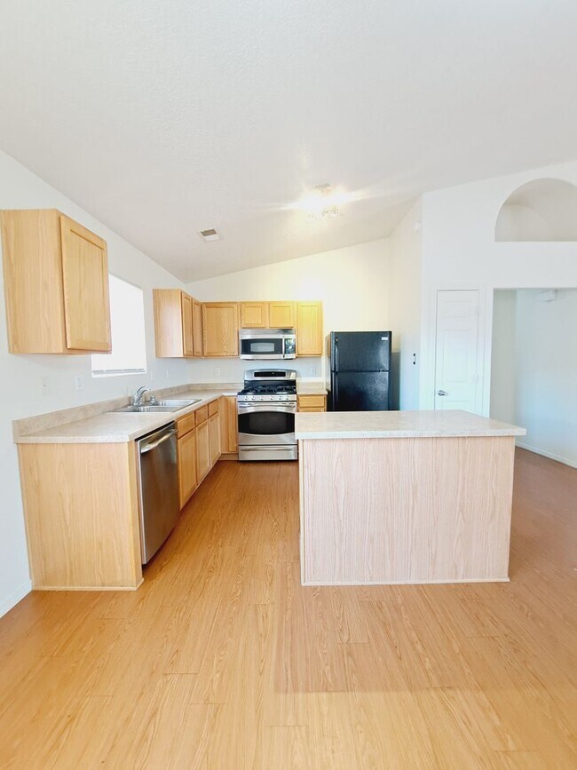 Building Photo - 3 bed 2 bath home in Huning Ranch!