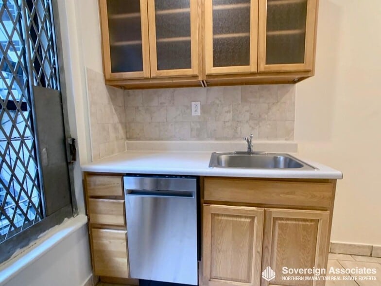 Building Photo - 3133 Broadway