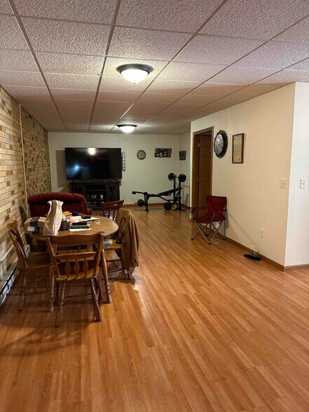 Primary Photo - 320 Oak Ave N