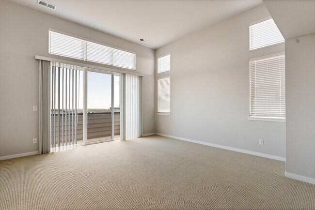 Building Photo - 549 Canary Ln
