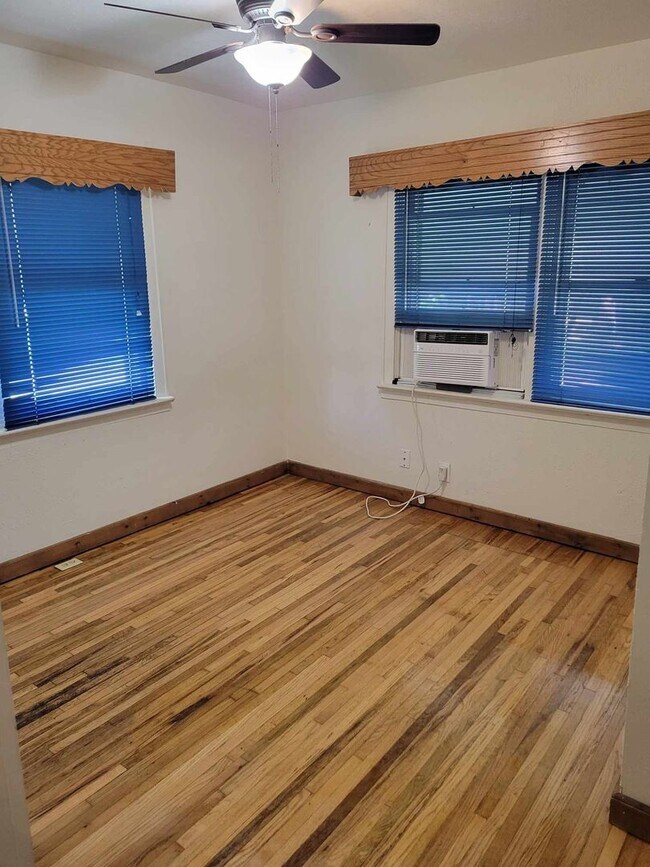 Building Photo - 1 BEDROOM 1 BATHROOM DUPLEX FOR RENT