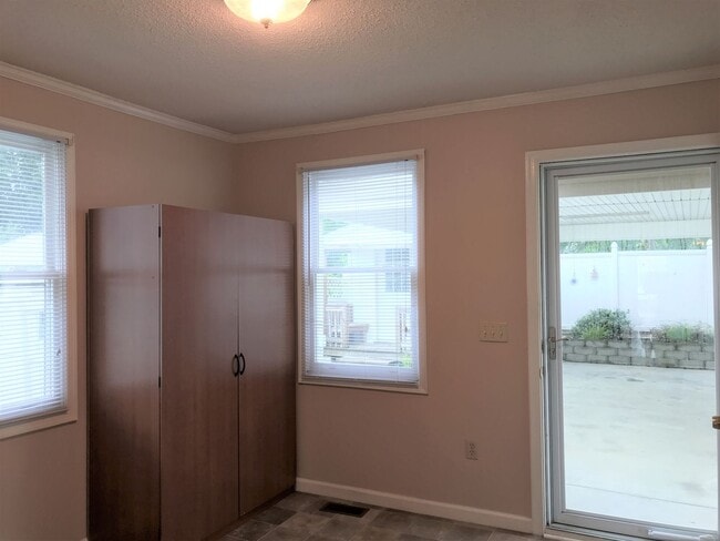 Building Photo - Lovely 3 Bedroom/2 Bathroom… Waiting for Y...