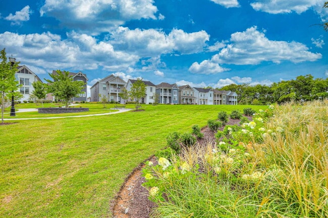 Building Photo - Like-New Modern Townhome Near Dining, Shopping, Trails & Old Hickory Lake