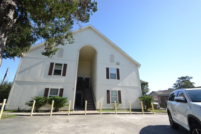 Building Photo - 304 Dell Ct