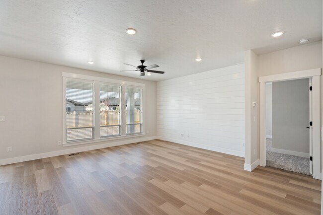 Building Photo - 4497 N Girasolo Ave