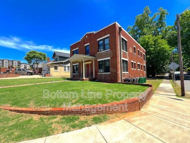 Building Photo - 600 Hawthorne Ln