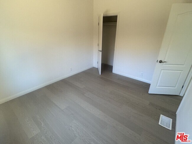 Building Photo - 1336 La Crescenta Dr