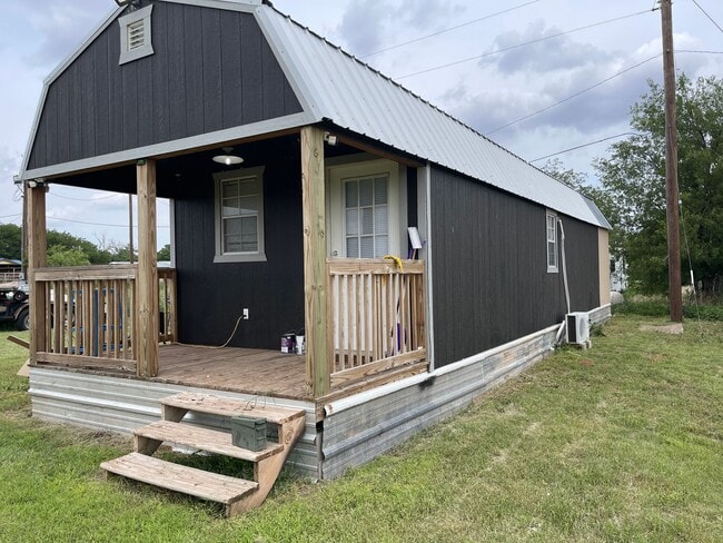 Primary Photo - Cozy Fully Furnished 1-Bed 1-Bath Tiny Hom...