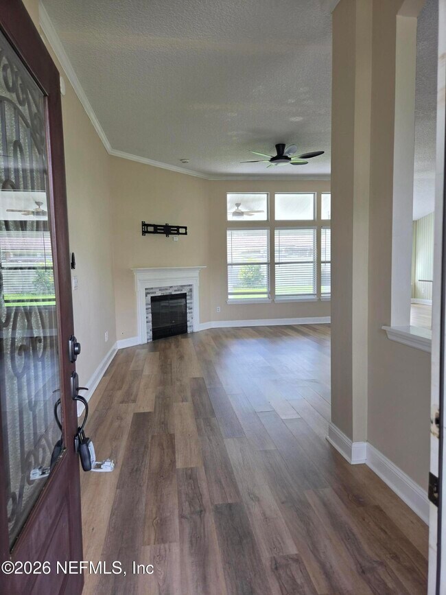 Building Photo - 2071 Thornhill Drive