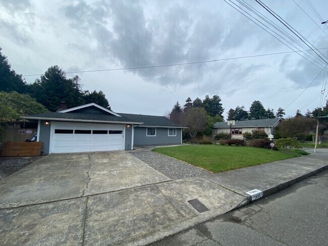 Building Photo - Excellent eastside location, 3/2, fenced yard, 2 car garage
