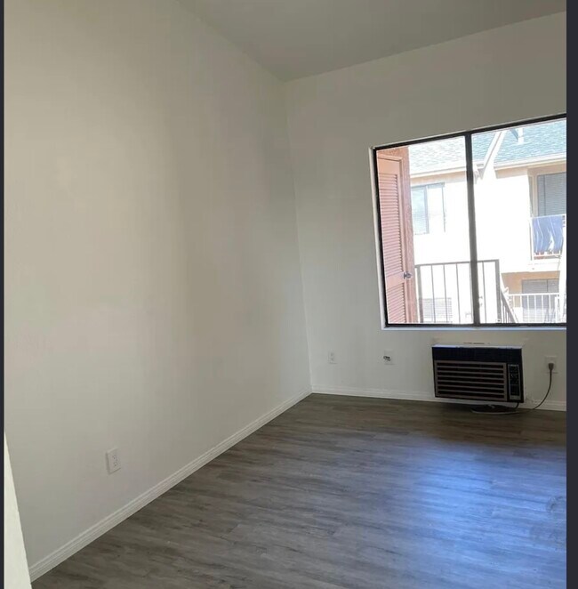 Air/ heat unit - 4368 Marlborough Ave