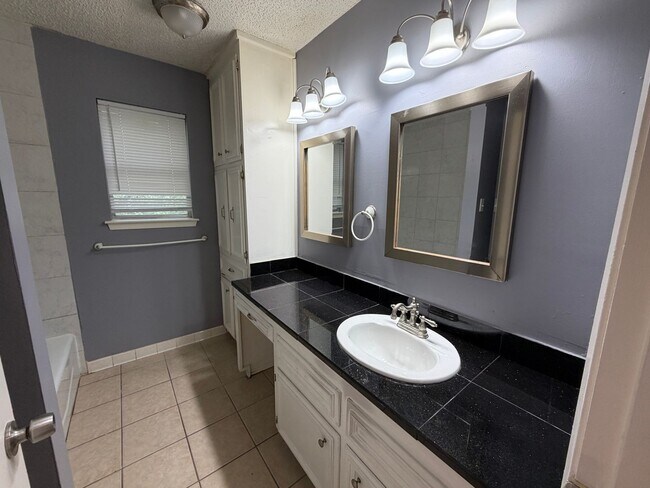 Building Photo - Jasper Heights - 3 bedroom beauty!