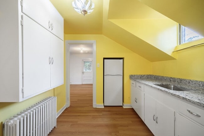 Building Photo - Quaint 1 Bedroom/1 Bathroom Cottage Style Apartment in Richmond ***Available NOW***