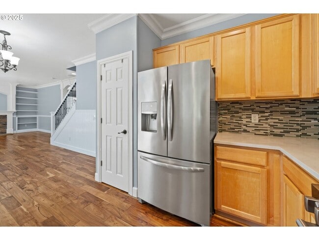 Building Photo - 3 levels, 7 bedrooms , lower level apartme...