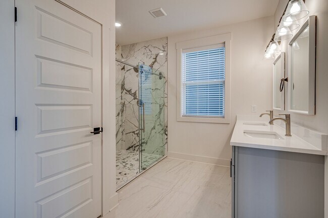 Building Photo - Stunning 4-Bedroom Nashville Home with Granite Countertops, Hardwood Floors, and Fireplace!