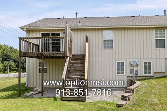 Building Photo - Welcome home to this beautifully updated 3-bedroom, 2-bath duplex in the heart of Johnson County!