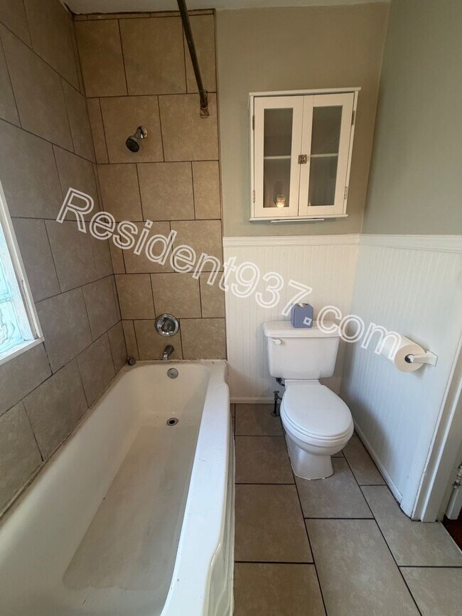 Building Photo - 2 Bed 1 Bath