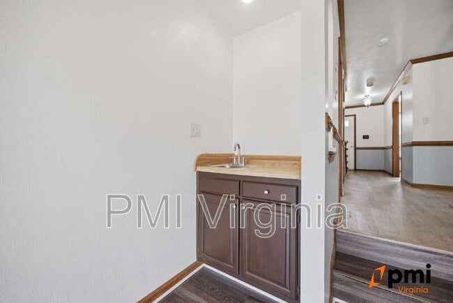 Building Photo - 202 Stonehall Ct