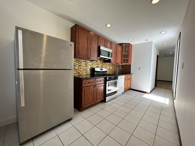 Building Photo - 125 Zabriskie St