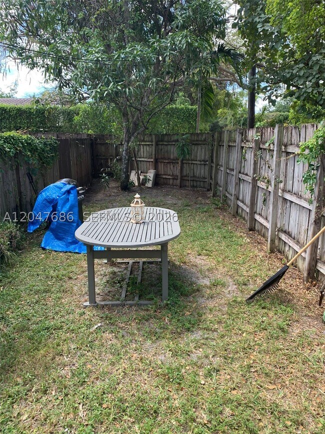 Building Photo - 410 Pinecrest Dr