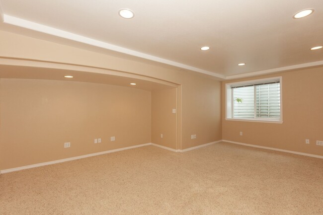 Building Photo - Spacious 3-Bedroom Townhome in Prime South...
