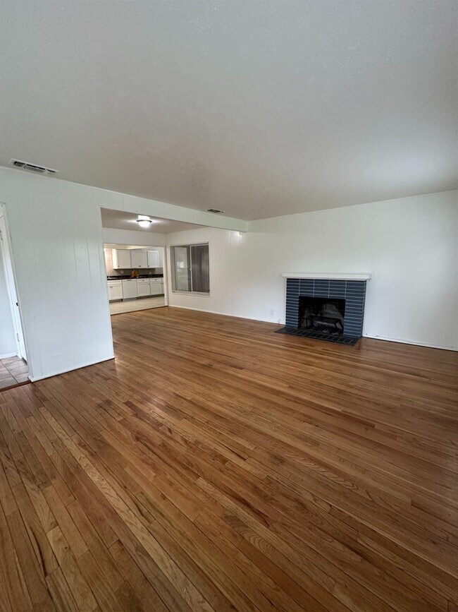 Building Photo - 707 N Villa Ave