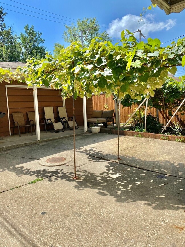 Building Photo - 6231 W Montrose Ave