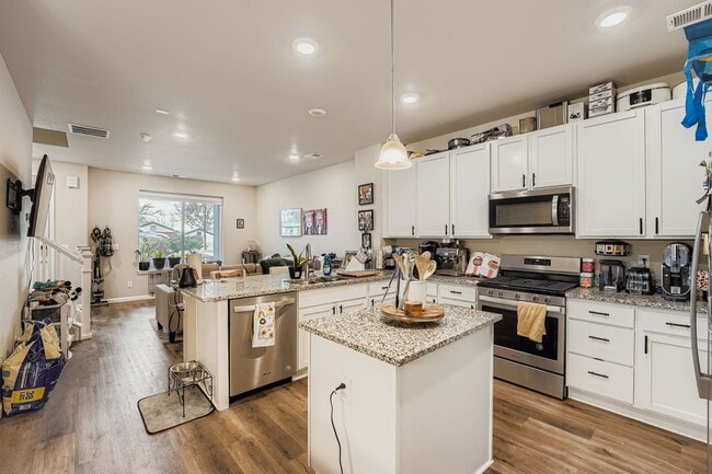 Building Photo - Beautiful two-story luxury townhome in highly sought after Belleview Place. Great location!