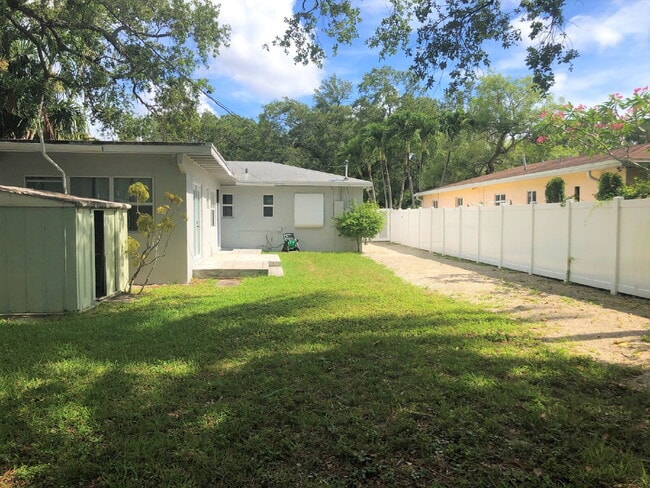 Building Photo - Charming & Private Furnished 1/1 in Croiss...