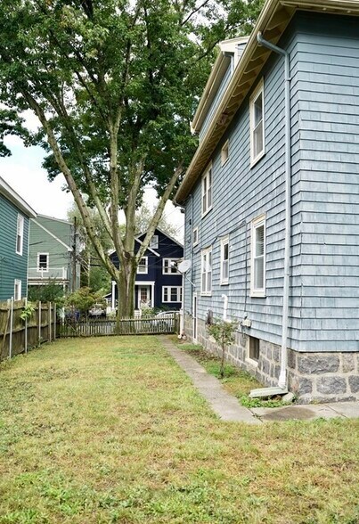 Building Photo - 33 Ackers Ave