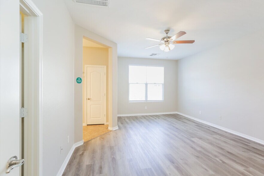 Building Photo - 1155 S Osborn Ln