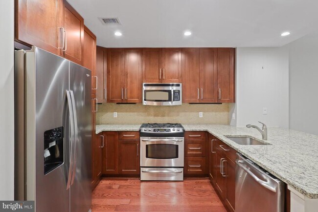 Building Photo - 8220 Crestwood Heights Dr