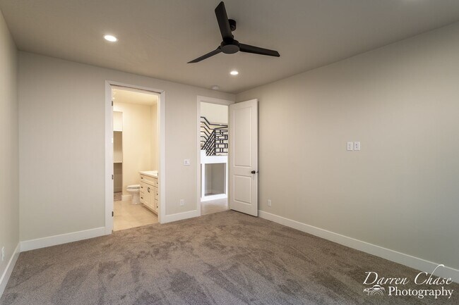 Building Photo - 4 bedroom, 2.5 bathroom townhome in Hurricane!