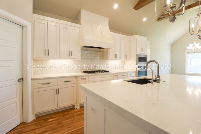 Building Photo - COMING SOON! Marvelous and Modern 3 Bed/ 3.5 Bath Home in South Broken Arrow!