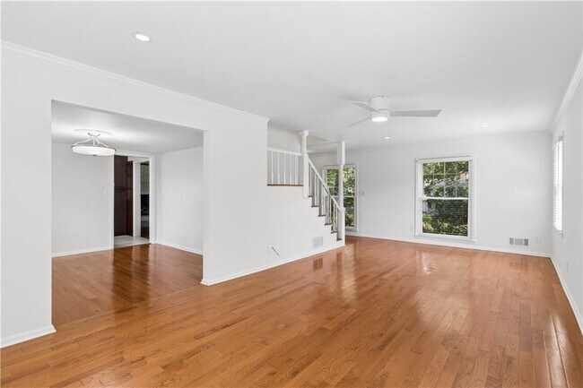 Building Photo - 800 Glenairy Dr NE