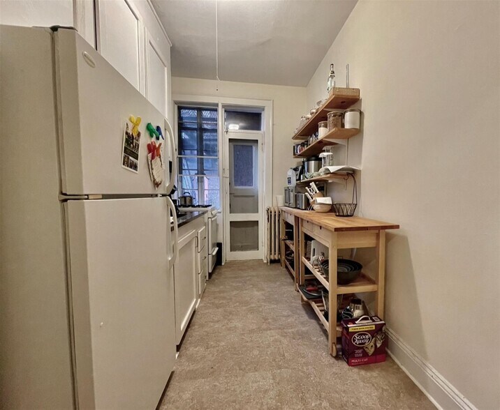 Building Photo - 71 Martin St