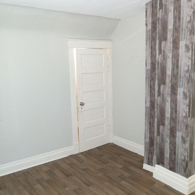 Building Photo - Cute Update 2 bedroom in convenient location!