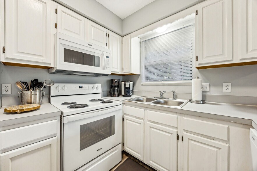 Building Photo - 2441 1st Ave