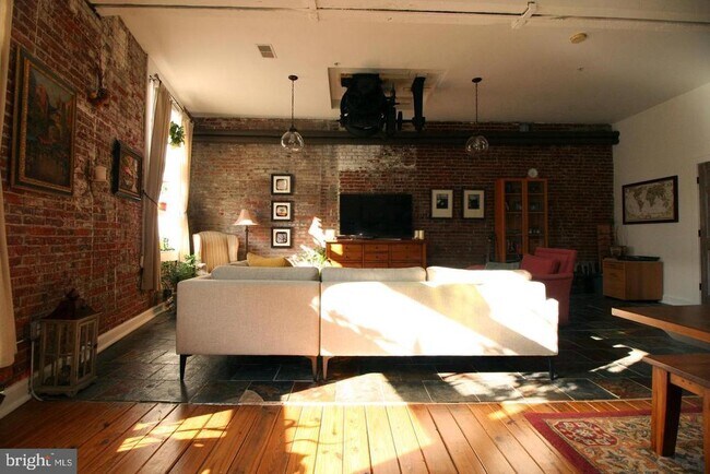 Building Photo - 828 N Hancock St