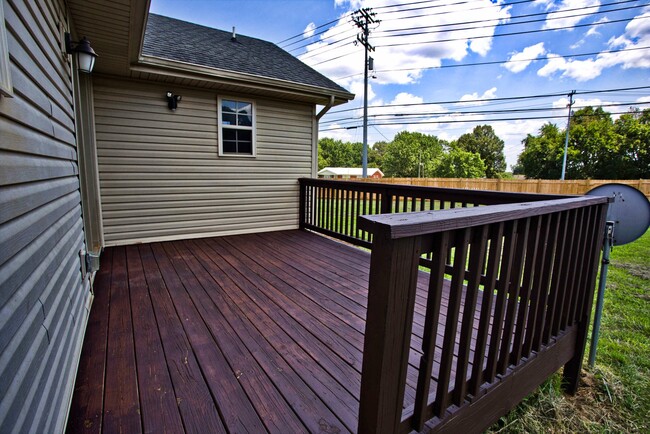 Building Photo - BEAUTIFUL HOME NEAR FORT CAMPBELL