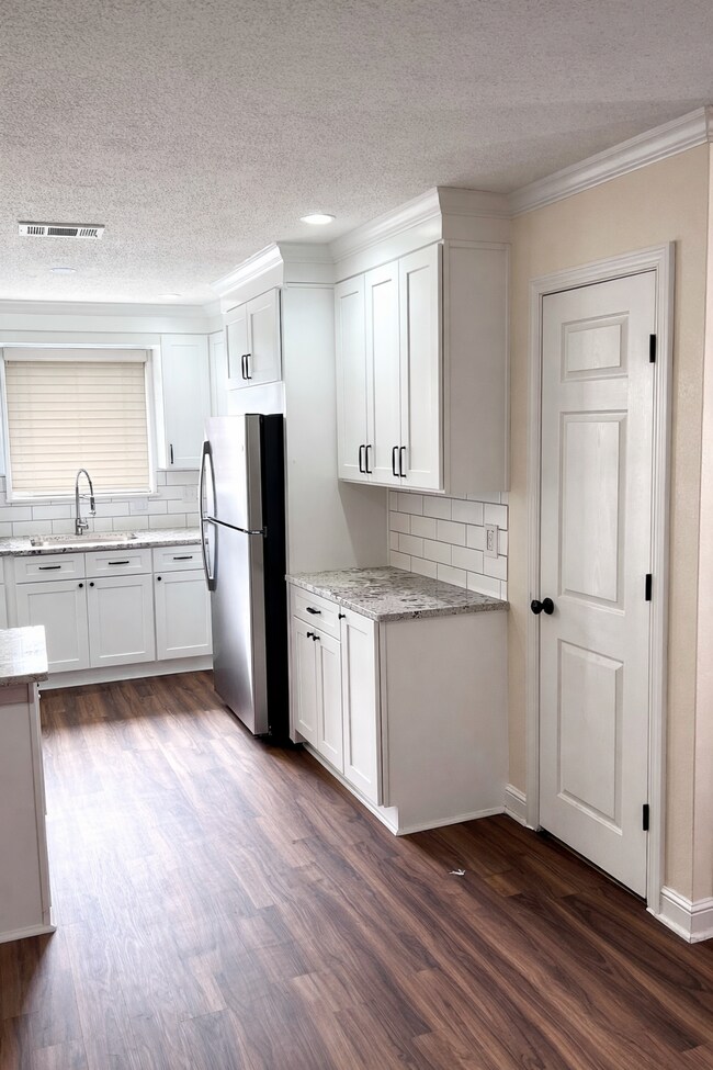 Building Photo - 1206 King Henry Dr