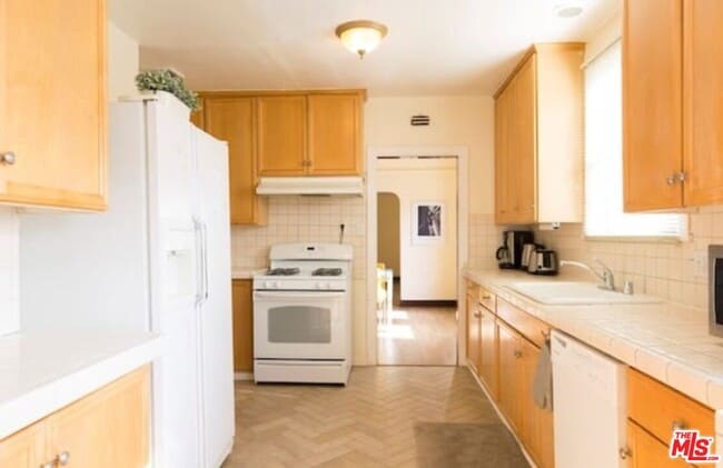 Building Photo - 611 Beachwood Dr