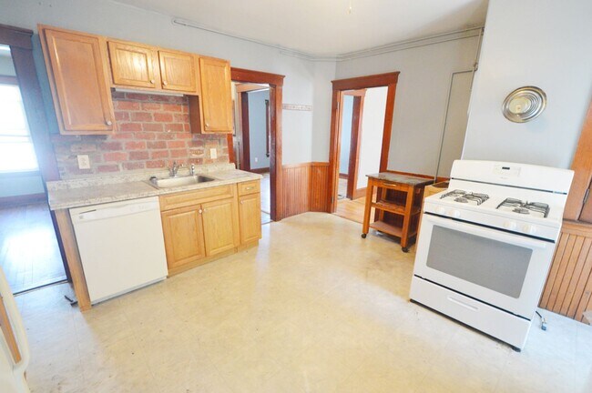 Building Photo - 53 Forest St