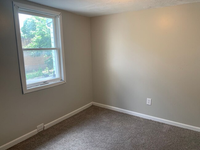 Building Photo - 3 bedroom 1.5 bathroom located in Carlisle...