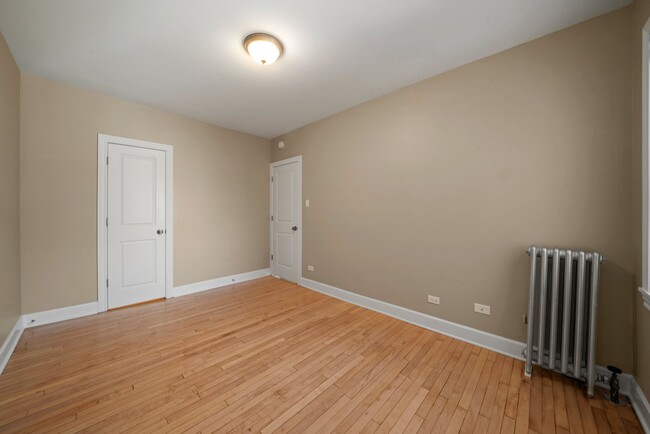 Building Photo - Convenient, Sunny 2 Bedroom Apartment in S...