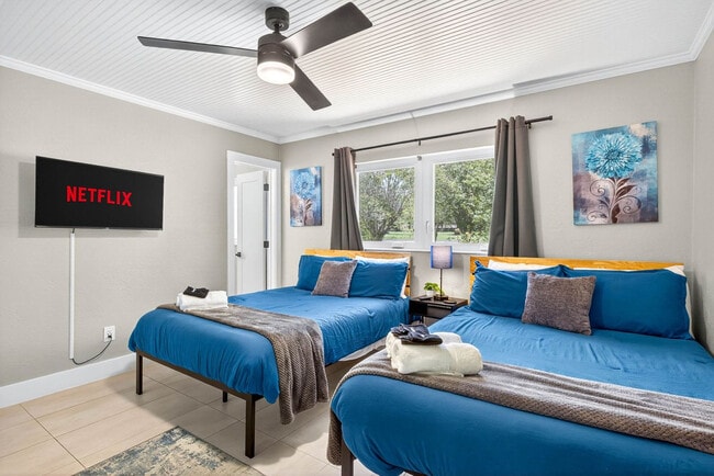 Building Photo - 318 S Burlingame Ave