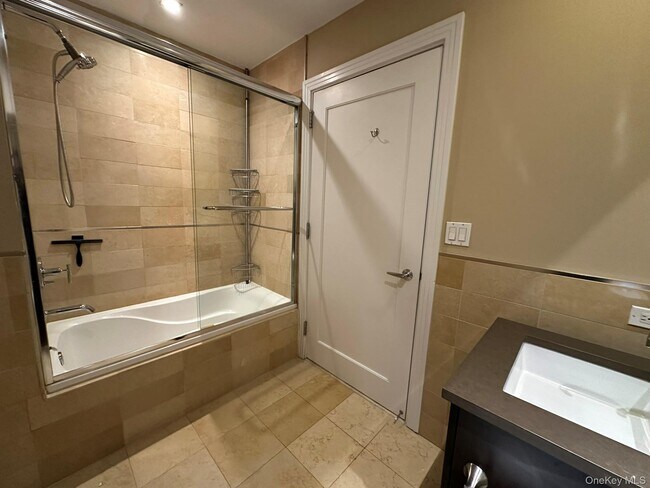 Building Photo - 64-05 Yellowstone Blvd