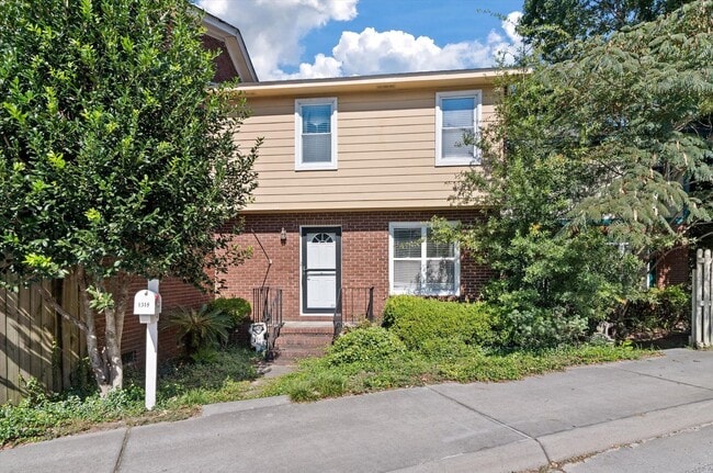 Building Photo - Inviting 3-bedroom, 1.5-bath home in the h...